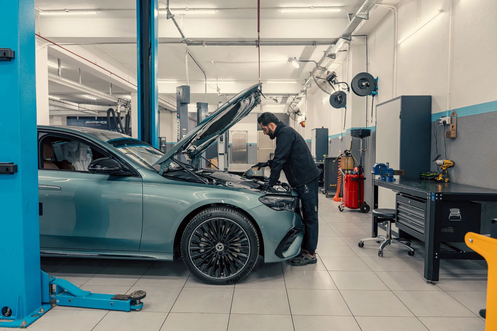 Iliustracinis techninės automobilio apžiūros dirbtuvėse kadras